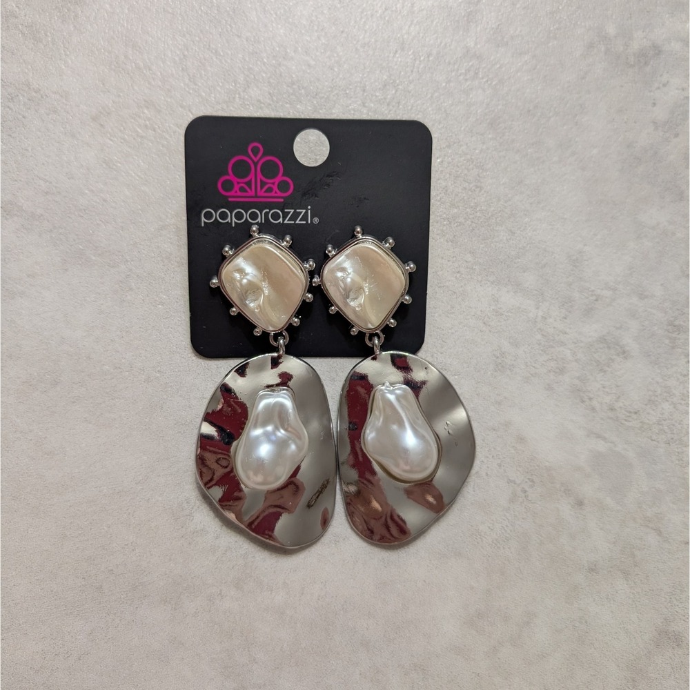 Paparazzi Rippling Rhapsody Earrings Pearlescent White Silver Oyster Shape